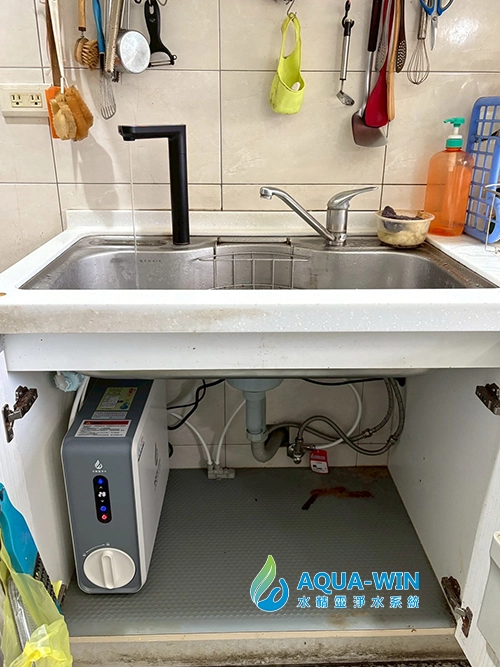 台中南屯大樓廚下安裝 AW-600 淨熱一體機，觸控式加熱 RO 淨水器實際安裝情形實拍