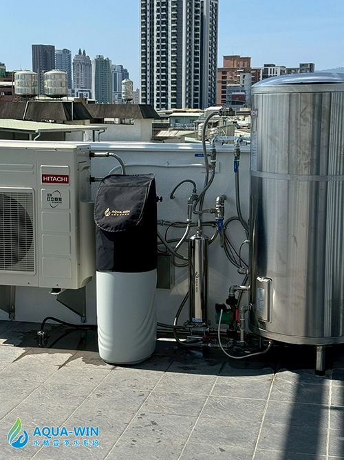 台北大安大樓水塔旁安裝 AWJ25L 紅腰帶軟水機與大胖水塔過濾器，管線配置與設備連接情形實拍