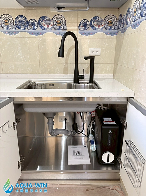 台北信義大樓廚下安裝 AW-600 淨熱一體機，觸控式加熱 RO 淨水器實際安裝情形實拍