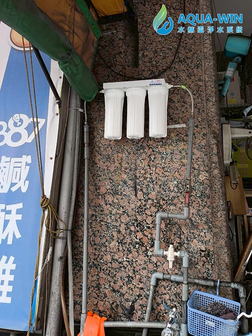 高雄苓雅戶外安裝 20 吋簡易三道過濾器，PP＋活性碳＋樹脂濾心水塔過濾系統實際安裝情形實拍