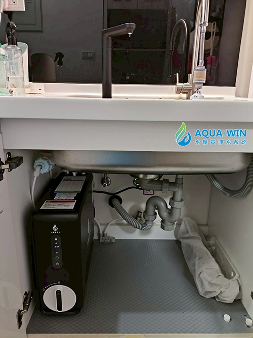 台南安平大樓廚下安裝 AW-600 淨熱一體機，觸控式加熱 RO 淨水器實際安裝情形實拍