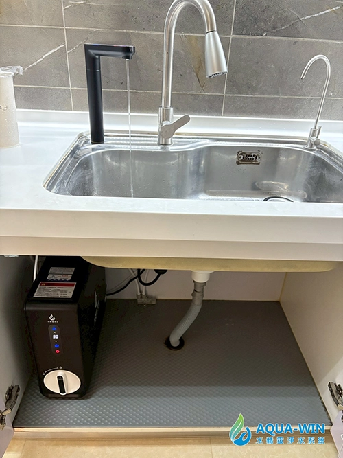 台南東區大樓廚下安裝 AW-600 淨熱一體機，觸控式加熱 RO 淨水器實際安裝情形實拍