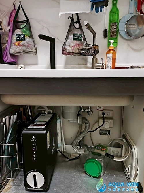 宜蘭市大樓廚下安裝 AW-600 淨熱一體機，觸控式加熱 RO 淨水器實際安裝情形實拍