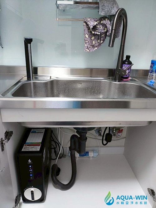台北淡水大樓觸控式RO加熱淨水器安裝完成，廚下AW-600淨熱一體機搭配檯面觸控龍頭實際安裝畫面