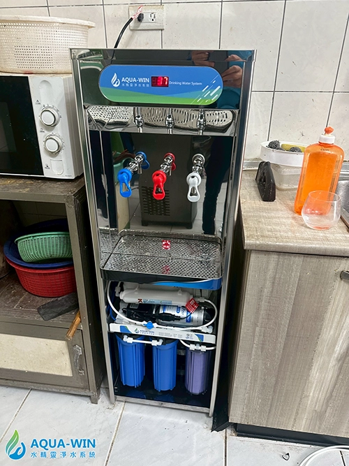 台南永安透天不銹鋼三溫落地型飲水機正面實際安裝，冰溫熱三種出水與下方過濾系統配置畫面
