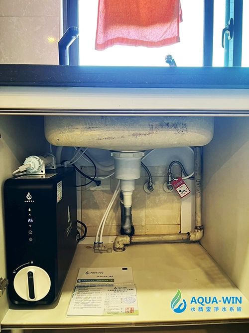 台南東區大樓廚下AW-600觸控式RO加熱淨水器實際安裝案例，淨熱一體機配置於流理台下方空間