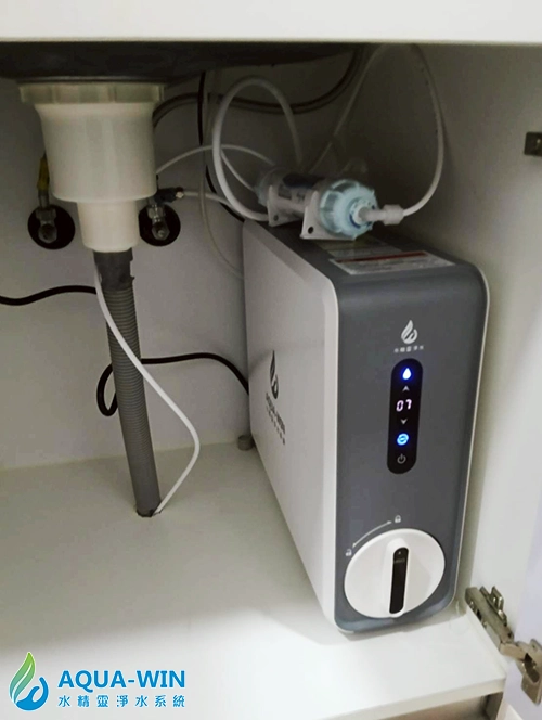 桃園楊梅大樓廚下AW-600淨熱一體機實際安裝案例，RO加熱淨水器配置於流理台下方空間