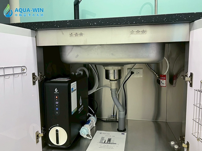 高雄三民大樓廚下RO觸控式加熱淨水器實際安裝案例，淨熱一體機配置於流理台下方空間