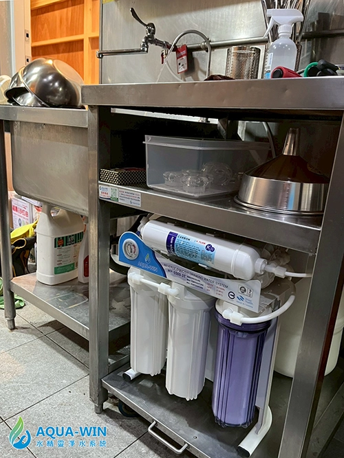 高雄前金店家大流量免桶RO淨水器實際安裝案例，商業用RO純水機配置於不鏽鋼工作台下方空間