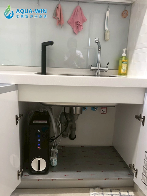高雄鳳山大樓廚下RO觸控式加熱淨水器實際安裝案例，淨熱一體機配置於流理台下方空間