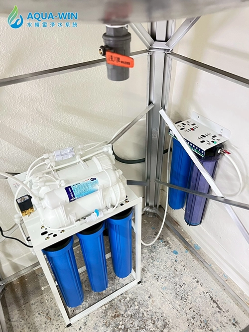 彰化二林店舖1000G大流量商用RO純水機實際安裝案例,RO系統配置於餐飲用水設備與不鏽鋼水塔下方