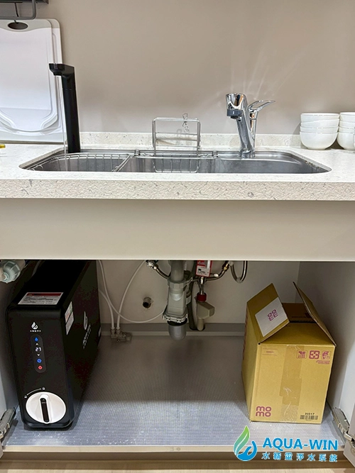 台北木柵大樓廚下AW-600觸控式RO加熱淨水器實際安裝案例，淨熱一體機配置於流理台下方空間